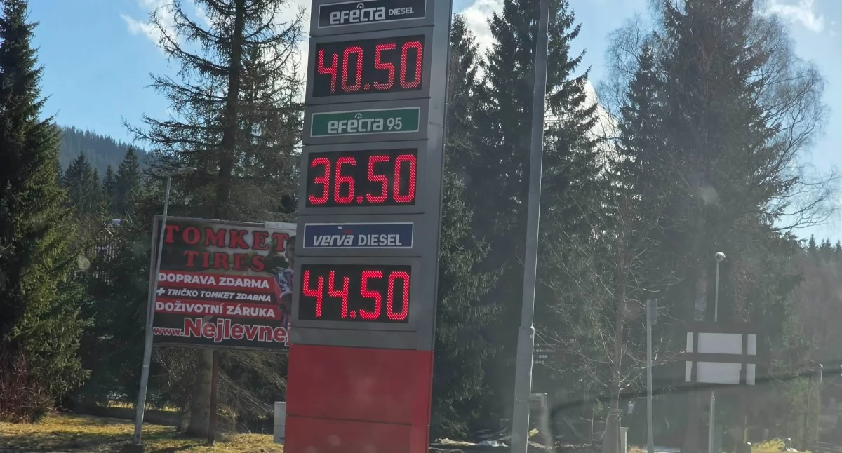 Usługi, Paliwo stronach granicy kierowcom opłaca tankować Czechach - zdjęcie, fotografia