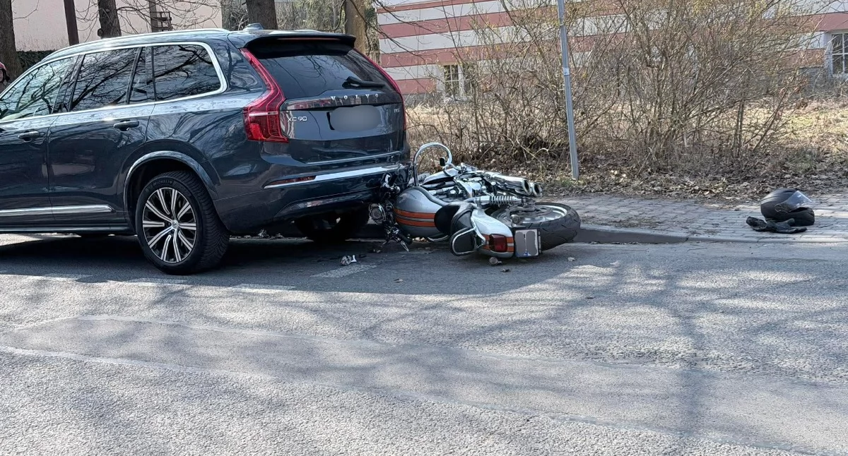 Wypadki drogowe, Motocyklem zaparkowane ulicy Cervi Volvo - zdjęcie, fotografia