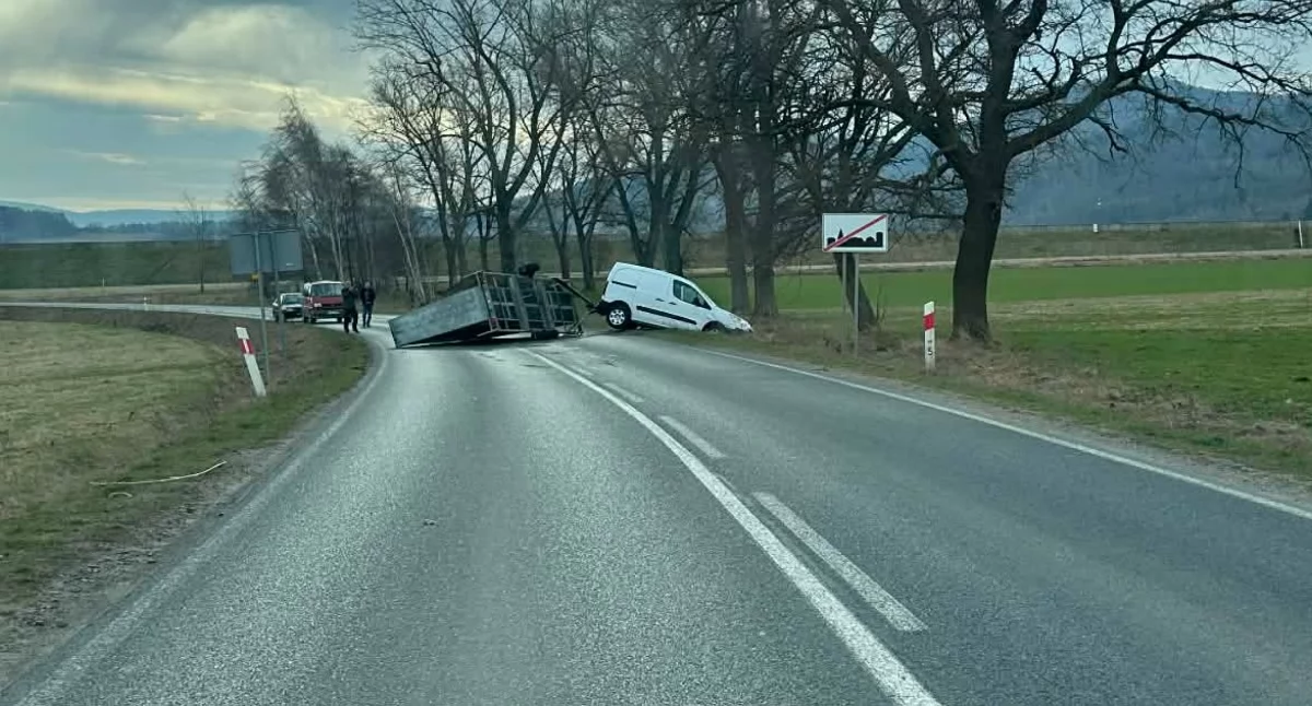 Wypadki drogowe, Podgórzyn reklama przyczepce przewróciła Droga całkowicie zablokowana - zdjęcie, fotografia