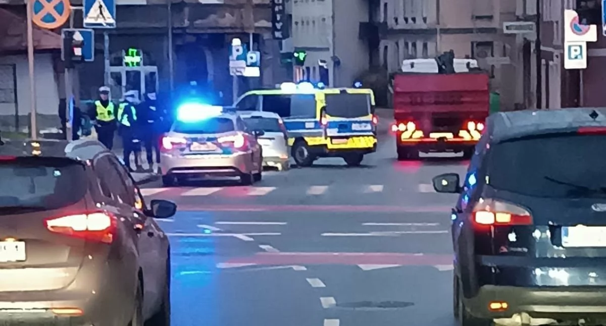 Wypadki drogowe, Jechali sygnałach ustąpili pierwszeństwa Policjant ukarany mandatem - zdjęcie, fotografia