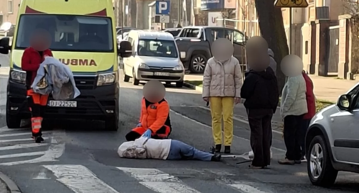 Wypadki drogowe, Kobieta została potrącona przez samochód przejściu pieszych - zdjęcie, fotografia