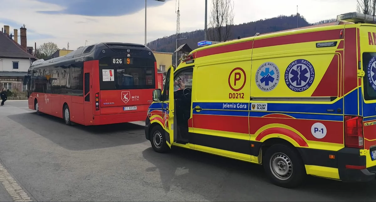 Interwencje, autobusie zasłabł jeden pasażerów - zdjęcie, fotografia
