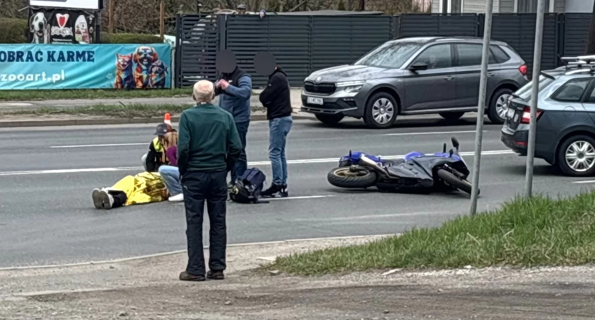 Wypadki drogowe, Utrudnienia ulicy Wolności zdarzeniu udziałem młodej motocyklistki - zdjęcie, fotografia