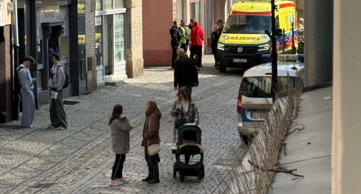 Kronika Kryminalna, Interwencja służb Konopnickiej Jeleniej Górze Agresywna kobieta zaczepiała przechodniów - zdjęcie, fotografia