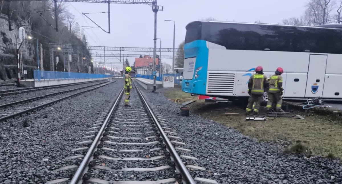 Interwencje, Autobus zsunął torowisko dworcu Szklarskiej Porębie Górnej - zdjęcie, fotografia