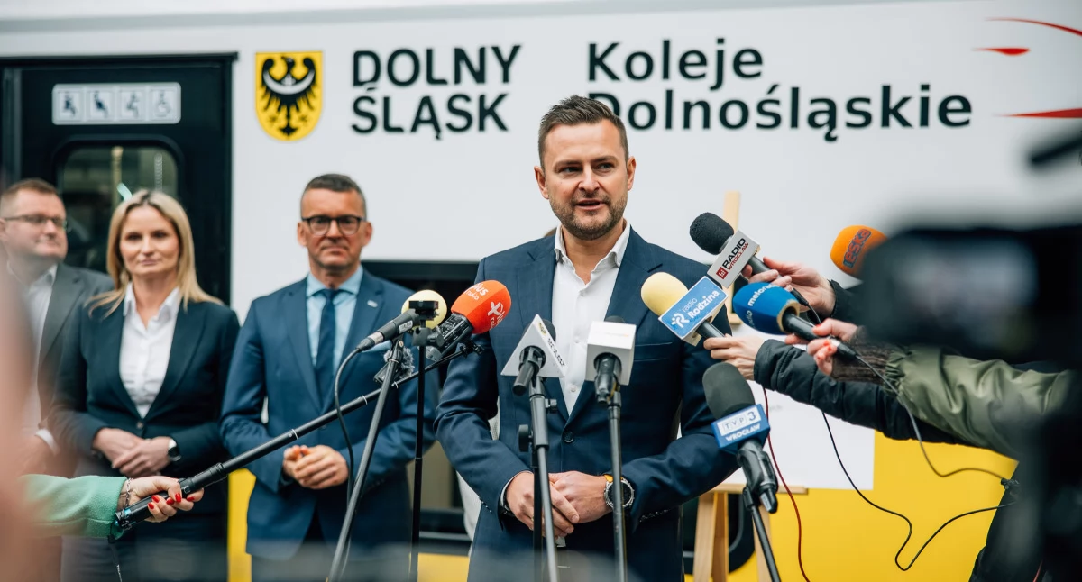 Komunikacja, Rekordowy miesiąc Kolei Dolnośląskich Ponad pasażerów marcu - zdjęcie, fotografia