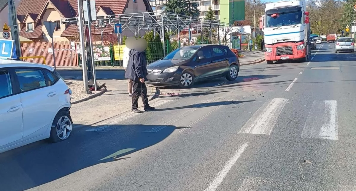 Wypadki drogowe, Oplem naukę jazdy ulicy Wolności Cieplicach - zdjęcie, fotografia