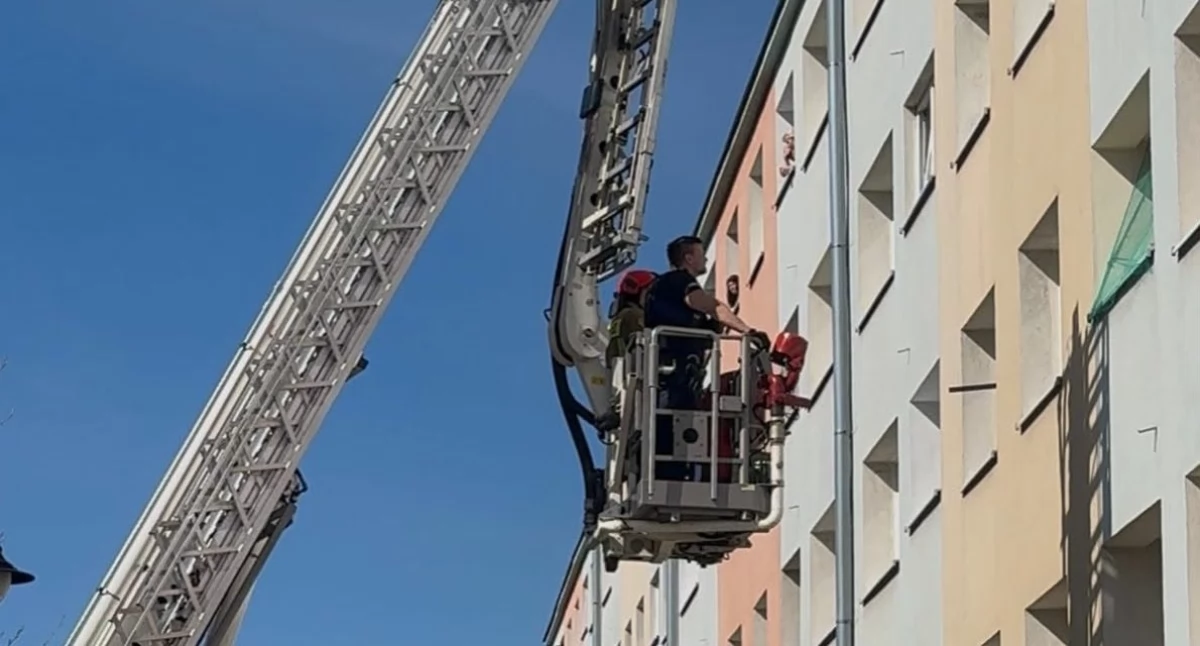 Interwencje, Podnośnikiem musieli dostać okien mieszkania bloku ulicy Różyckiego - zdjęcie, fotografia