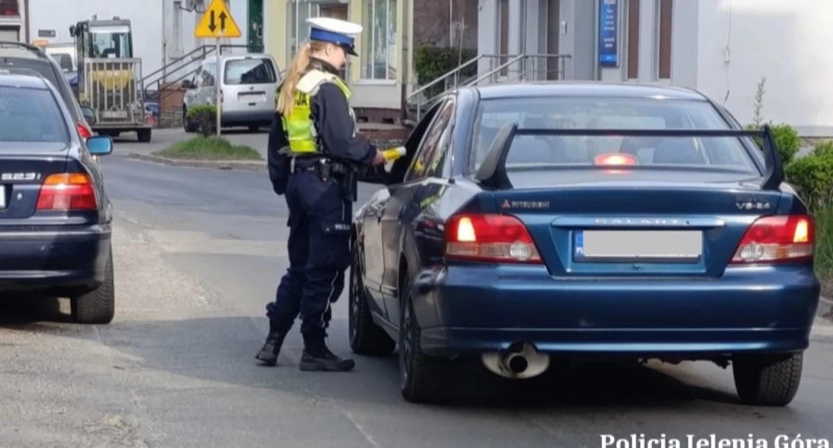 Komunikaty policji, Wzmożone kontrole drogach Policja sprawdza trzeźwość - zdjęcie, fotografia
