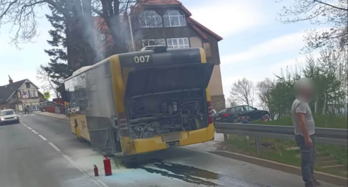 Pożary, Pożar autobusu Karpaczu Występują utrudnienia ruchu - zdjęcie, fotografia