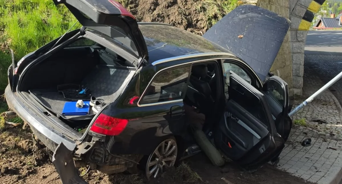 Wypadki drogowe, Tragedia Szklarskiej Porębie Mężczyzna wjechał nasyp kolejowy potem… - zdjęcie, fotografia