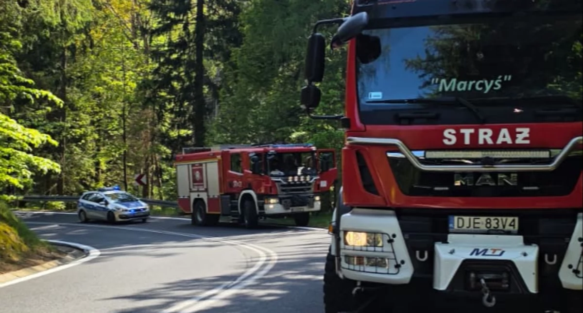Wypadki drogowe, Motocyklista zderzył autobusem Szklarską Porębą miejscu pracowały wszystkie służby - zdjęcie, fotografia