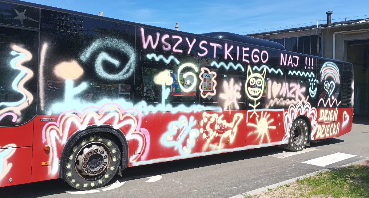 Dzieci, Kolorowy autobus wyjedzie ulice Jeleniej Góry okazji Dziecka - zdjęcie, fotografia