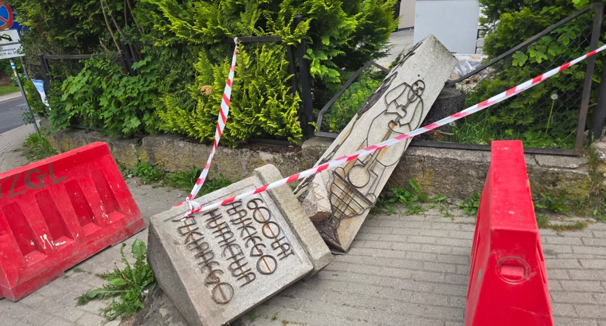 24jgora, Szklarska Poręba Pomnik runął chodnik - zdjęcie, fotografia