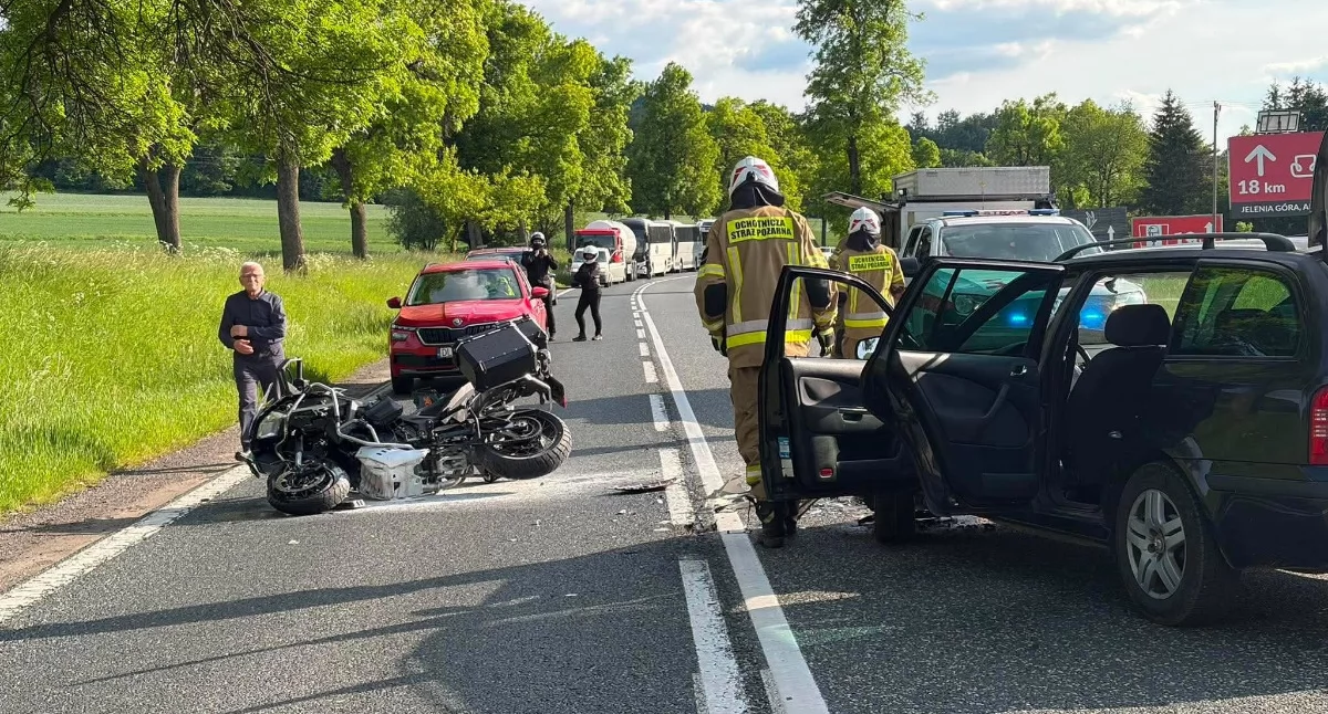 Wypadki drogowe, Motocyklista ranny zderzeniu samochodem Droga była zablokowana - zdjęcie, fotografia