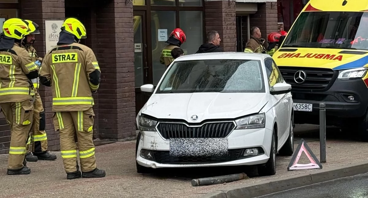 Wypadki drogowe, Zasłabła kierownicą wjechała chodnik włos tragedii centrum Szklarskiej Poręby - zdjęcie, fotografia