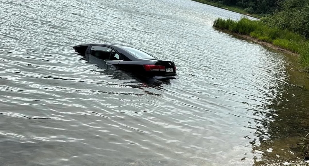 Wypadki drogowe, Hyundai zatonął Jeziorze Leśniańskim stoczyło skarpy - zdjęcie, fotografia