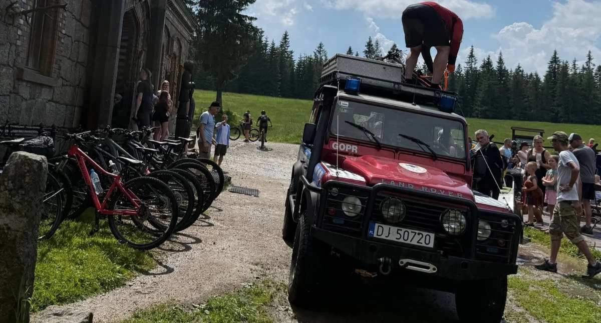 Interwencje, Piorun poraził rowerzystkę Górach Izerskich Kobietę udało uratować - zdjęcie, fotografia