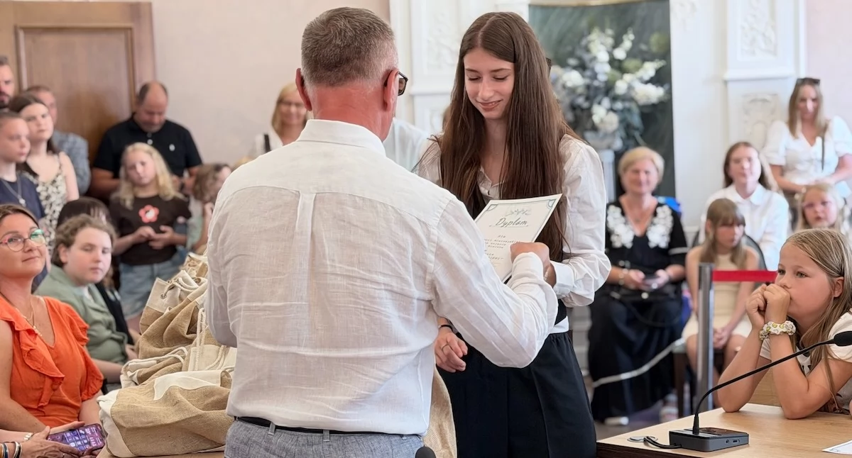 Ważne komunikaty, Serce Ziemi młodzi jeleniogórzanie pokazali ekologia ważna - zdjęcie, fotografia
