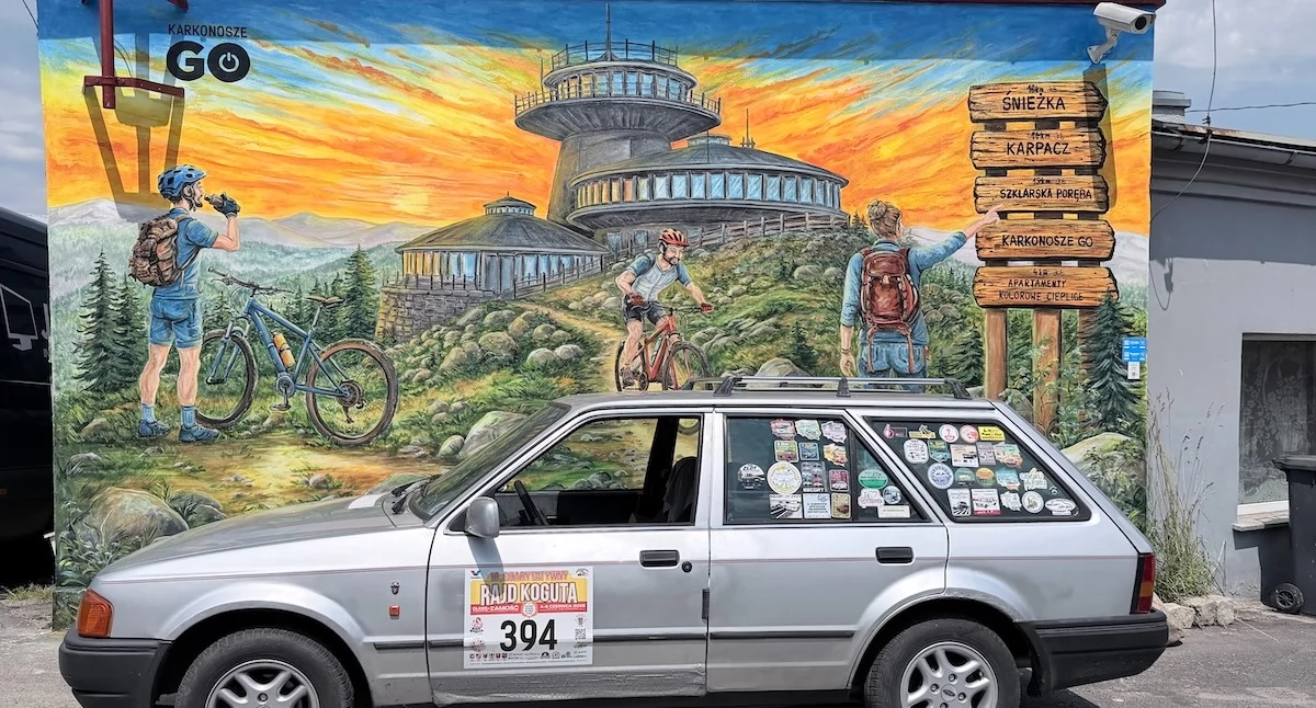 Turystyka, Mural Karkonosze Podgórzynie przyciąga także miłośników klasycznej motoryzacji - zdjęcie, fotografia