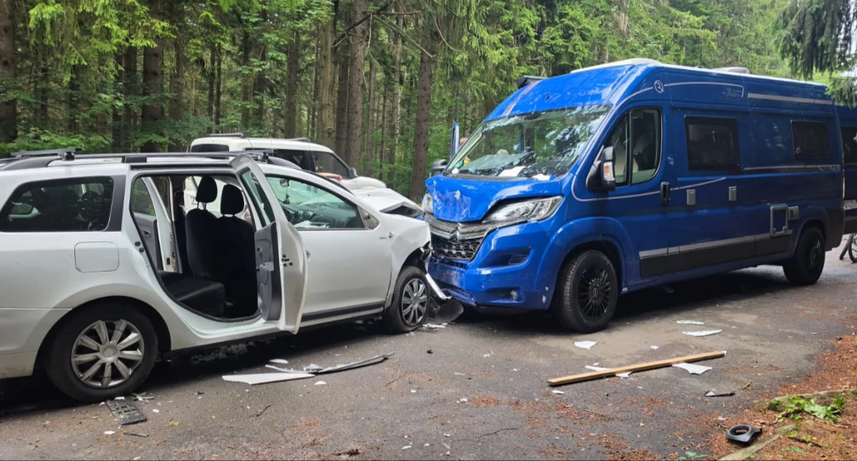 Wypadki drogowe, Czołowe zderzenie parkingu osoby szpitalu - zdjęcie, fotografia