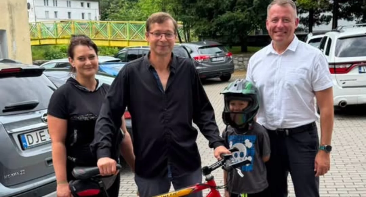 Ludzie, Burmistrz Piechowic oddał swój rower mieszkańcowi Zwykły wiele pozytywnych emocji - zdjęcie, fotografia