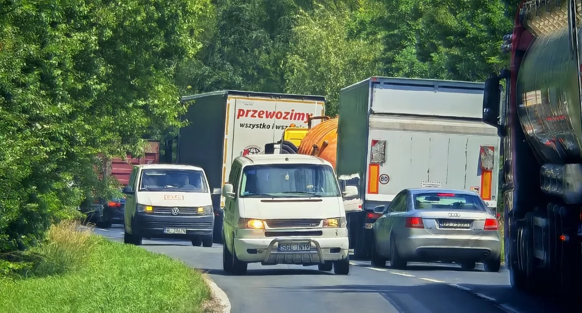 Utrudnienia w ruchu, Totalny drogowy armagedon wakacje łatają dziury drodze Szklarskiej Poręby - zdjęcie, fotografia