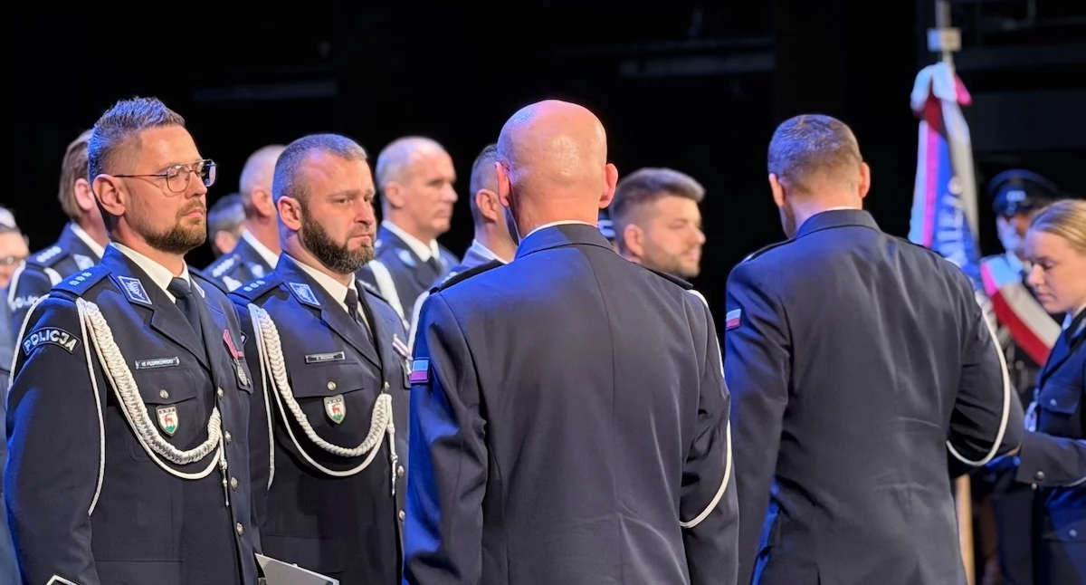 Wydarzenia, Awanse wyróżnienia jeleniogórskich policjantów zasługi ciężką pracę zaangażowanie - zdjęcie, fotografia