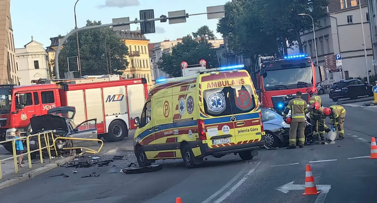 Wypadki drogowe, Poważny wypadek centrum Jeleniej Góry Zderzenie dwóch samochodów duże utrudnienia - zdjęcie, fotografia