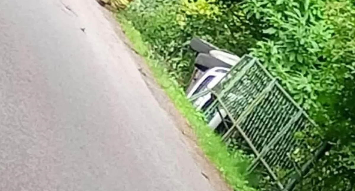 Wypadki drogowe, Samochód wypadł drogi wpadł strumieniem Groźne zdarzenie Lubiechowej - zdjęcie, fotografia