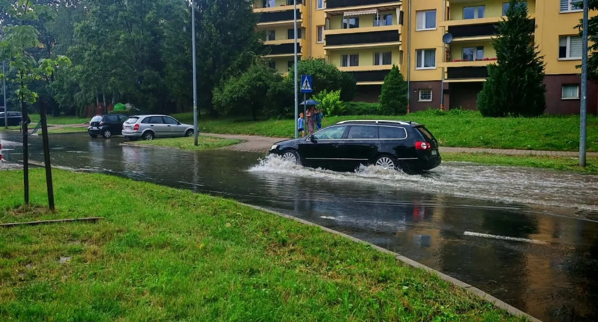 Z ostatniej chwili, Kilkanaście minut deszczu zamieniło drogi rzeki Paraliż komunikacyjny regionie - zdjęcie, fotografia