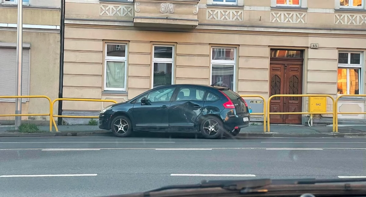 Wypadki drogowe, Utrudnienia ulicy Wolności Jeleniej Górze Zderzenie ciężarówki autem osobowym - zdjęcie, fotografia