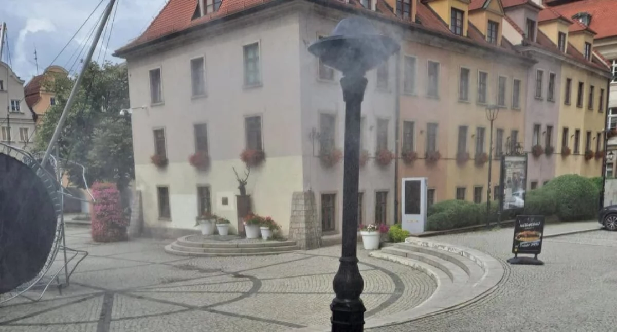 Inwestycje, Retro kurtyna wodna stanęła Placu Ratuszowym - zdjęcie, fotografia