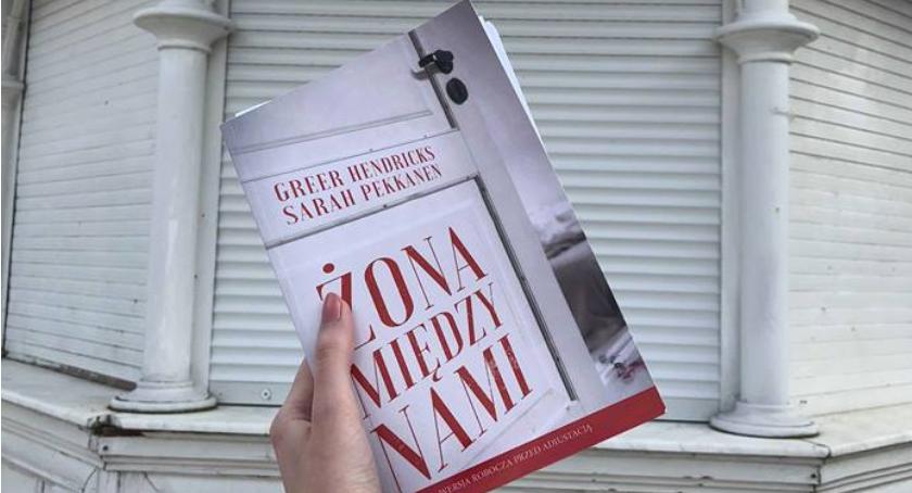 Żona między nami - recenzja książki