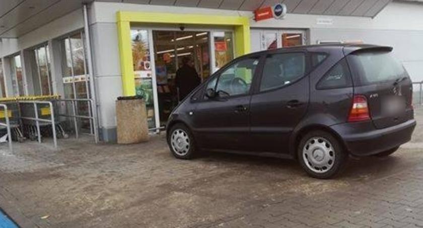 Mistrz parkowania - zastawił drzwi marketu
