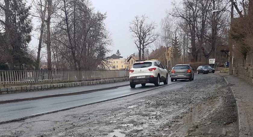 Koszmar kierowców Cieplicach. Nie widać końca robót na ulicy Wolności.