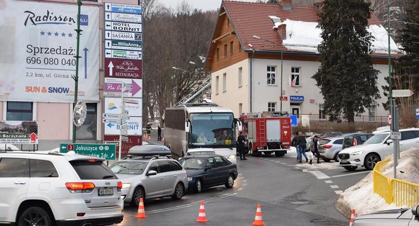 Szklarska Poręba : Śnieg na dachu komisariatu i olbrzymie korki w centrum