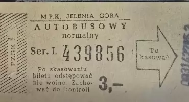 Biletowa ewolucja w Jeleniej Górze. Między dziurkaczem a smartfonem