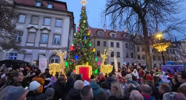Świąteczne światła rozbłysły w Jeleniej Górze. Magiczne otwarcie sezonu na Placu Ratuszowym