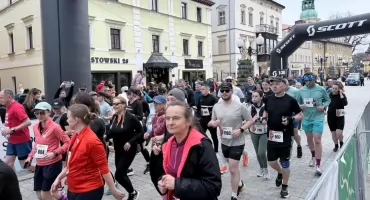 Bieg z widokiem na Karkonosze. Półmaraton Jeleniogórski za nami