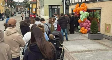 Tłum na otwarciu KOKU Sushi w Cieplicach. Długa kolejka pod lokalem.