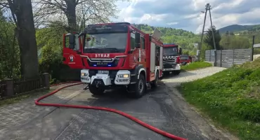 Pożar w domu Szklarskiej Porębie. Czujność sąsiadów i błyskawiczna interwencja straży zapobiegły tragedii.