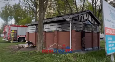 Pożar przy ul. Bacewicz. Spłonął boks śmietnikowy, interweniowało OSP Sobieszów