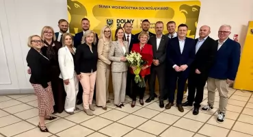 Zarząd Województwa Dolnośląskiego z absolutorium za 2025 rok. Rekordowy budżet i miliardowe inwestycje docenione przez sejmik