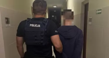 Wyrzucał przedmioty przez okno i groził mieszkańcom. Zatrzymanie w Jeleniej Górze