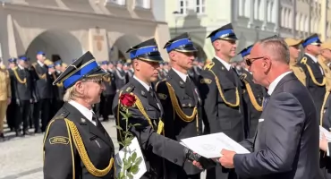 Strażackie święto na Placu Ratuszowym. Wręczono odznaczenia i awanse