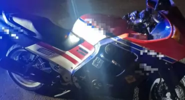 Uciekał przed policją motocyklem bez tablic. Nie miał uprawnień