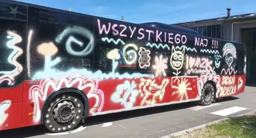 Kolorowy autobus wyjedzie na ulice Jeleniej Góry z okazji Dnia Dziecka