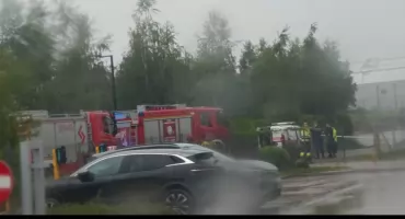 Wyciek gazu przy ulicy Spółdzielczej. Na miejscu straż pożarna, policja i pogotowie gazowe