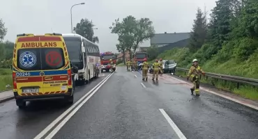 Droga krajowa nr 5 w Kaczorowie zablokowana po zderzeniu BMW z autobusem
